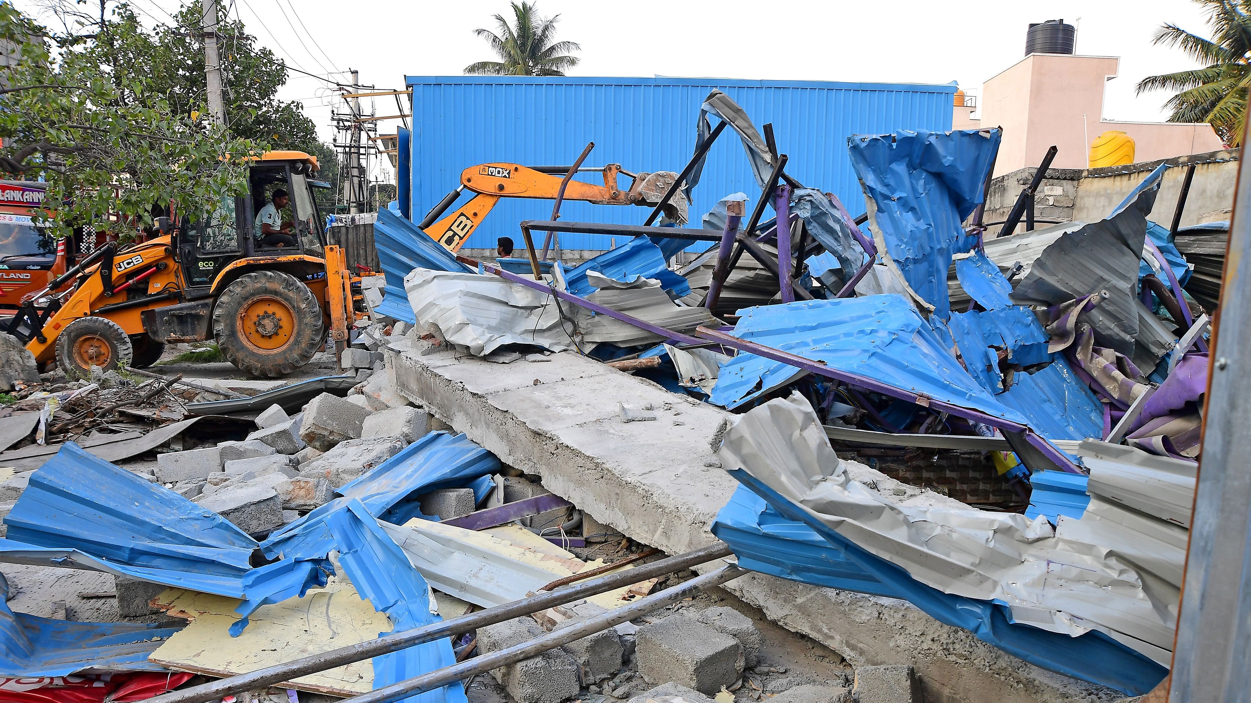 <div class="paragraphs"><p>Overcrowded stalls at Banasawadi lake yard in Bengaluru East Zone being cleared.</p></div>